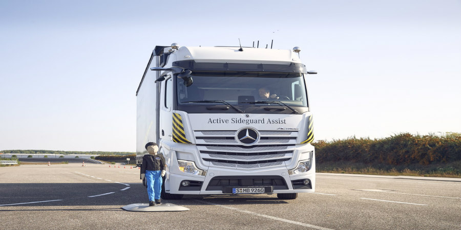 Δύο παγκόσμιες καινοτομίες ασφάλειας στα φορτηγά Mercedes-Benz Trucks